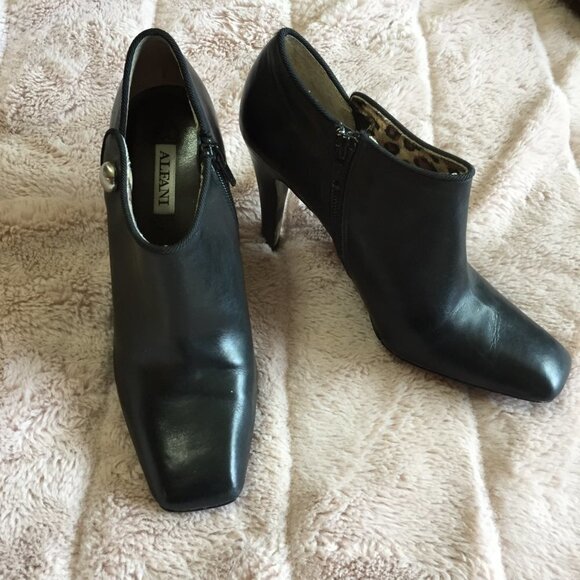Alfani Black Leather Bootie Size 6 - Picture 2 of 10